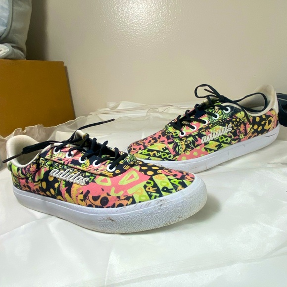 ⬇️🔴 ADIDAS multi colored graphic art sneakers 🎨 - Picture 2 of 6